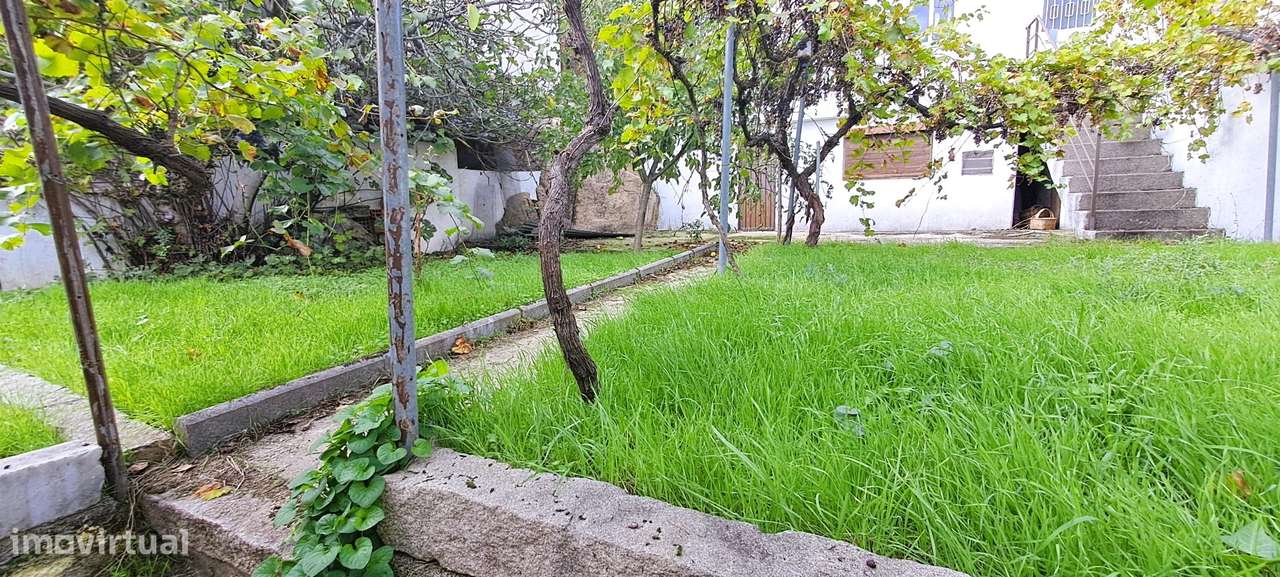 Moradia T5 com garagem e jardim em Miranda do Douro-53