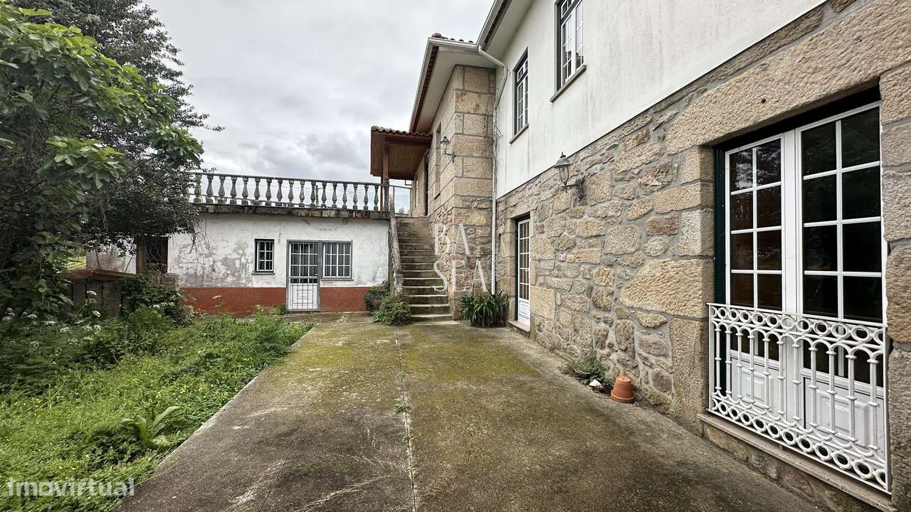 Quinta com 3 Habitações 2 Armazéns e 1 ha de Vinha em Barbeita Monção.-52