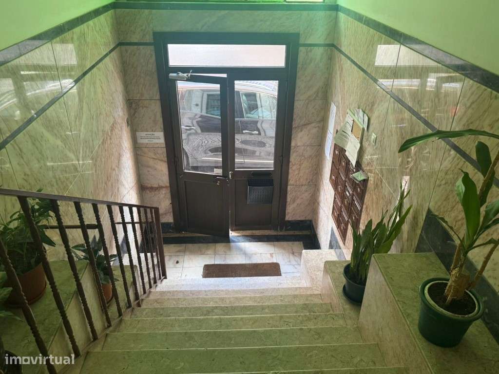 Apartamento T2 totalmente remodelado, com excelente área exterior -...-24