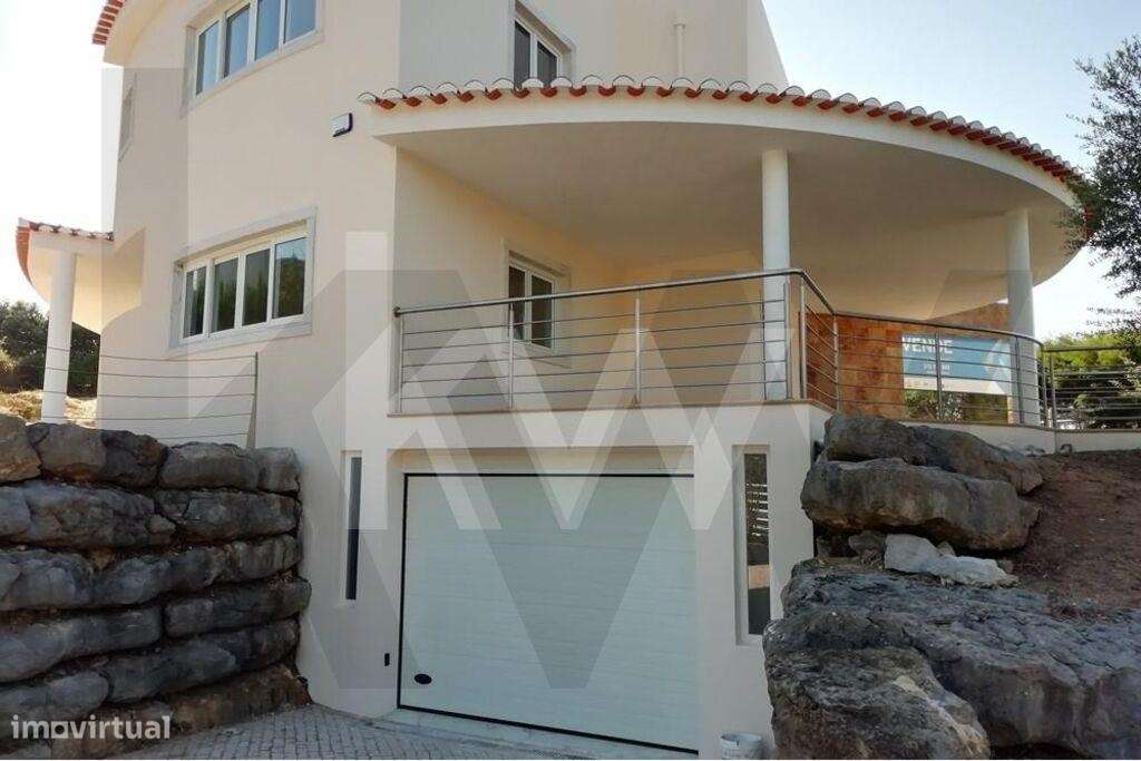 Moradia T4 isolada com piscina privativa e jardim - Belas Clube Campo - Grande imagem: 4/32