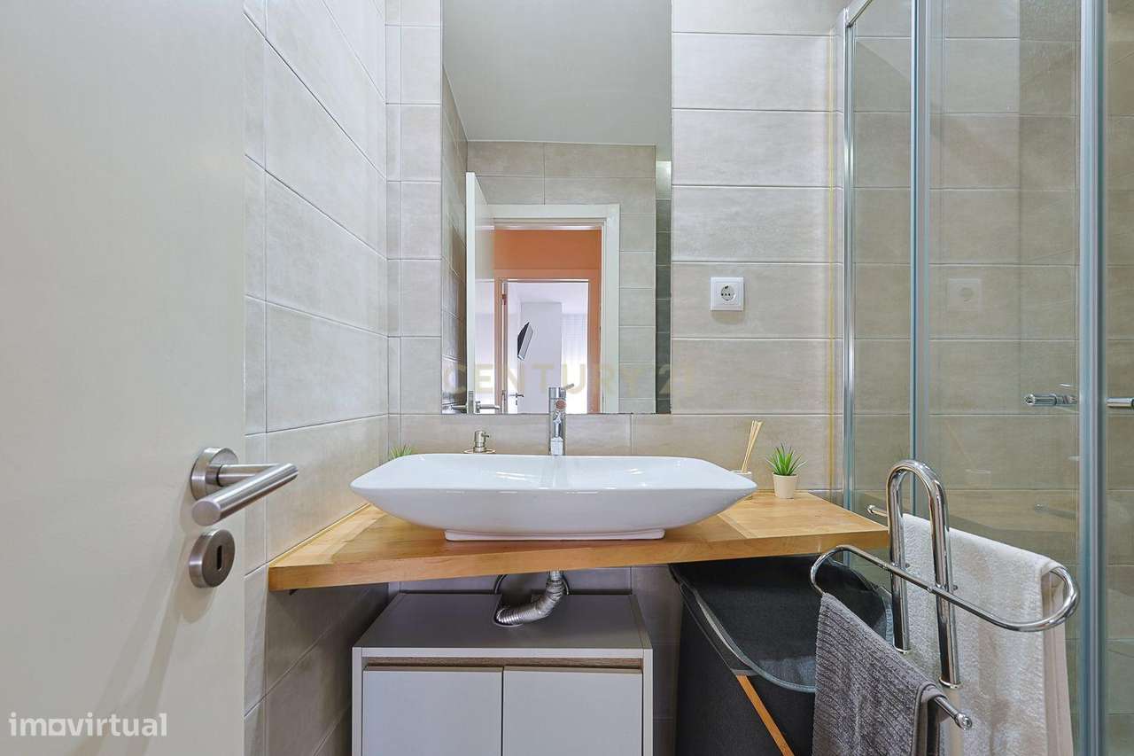 T3 Remodelado com Varanda e Vista para Lisboa – Torre da Marinha, Seix-11