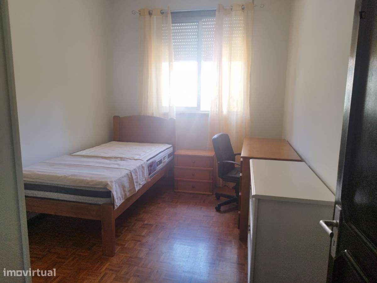 Quarto - localizado em Massarelos Porto - Grande imagem: 5/10
