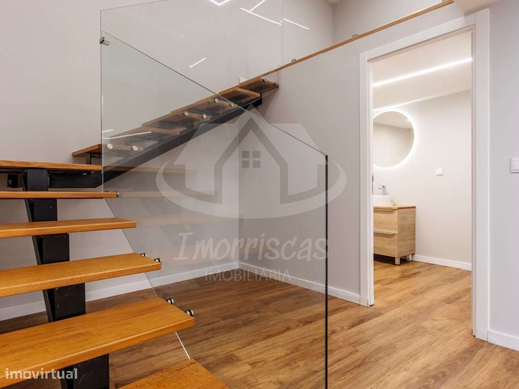 T3 Duplex Remodelado com Entrada Independente no Centro de Sacavém-15