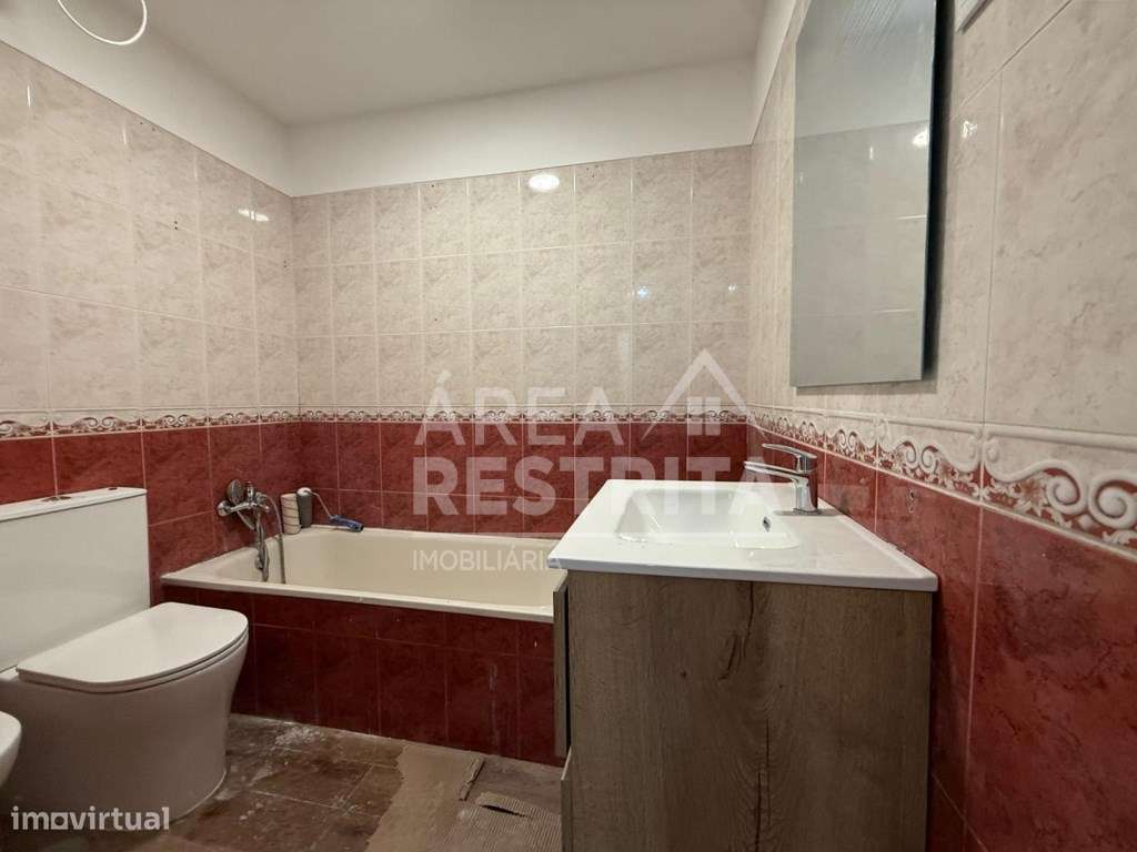 Apartamento T4 transformado em T3 no Laranjeiro-16