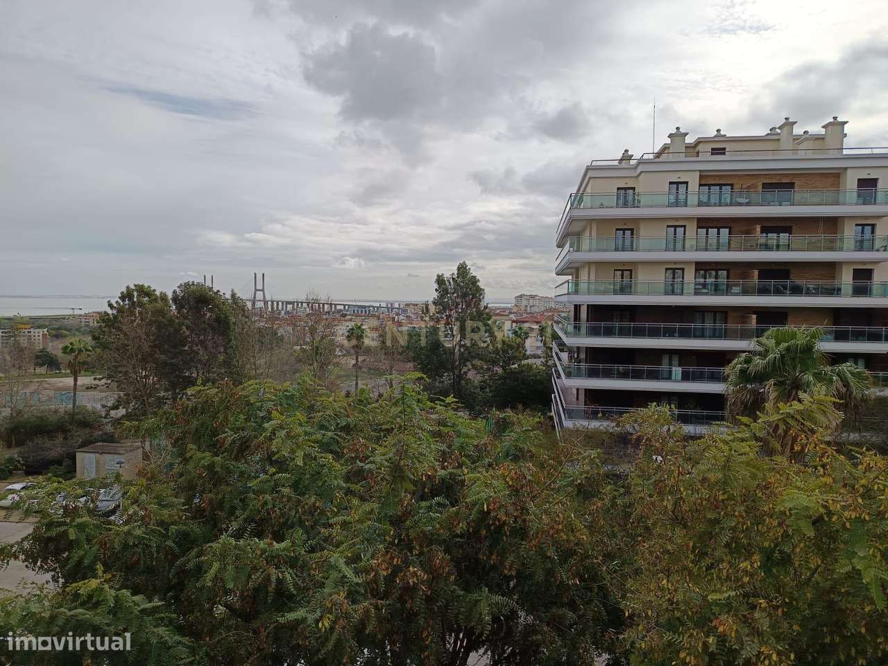 Terraços da Ponte - T3  com Varanda, Box e Vista Tejo-14