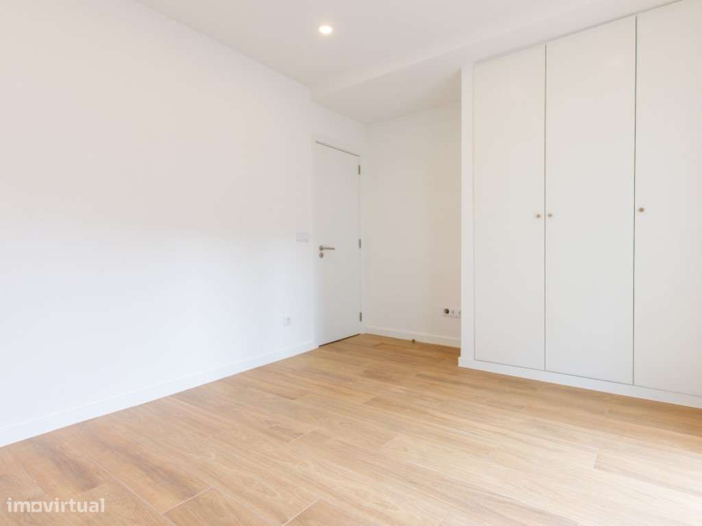 Onde a Luz Encontra o Design | T1 Remodelado com Varanda e Open Spa...-12