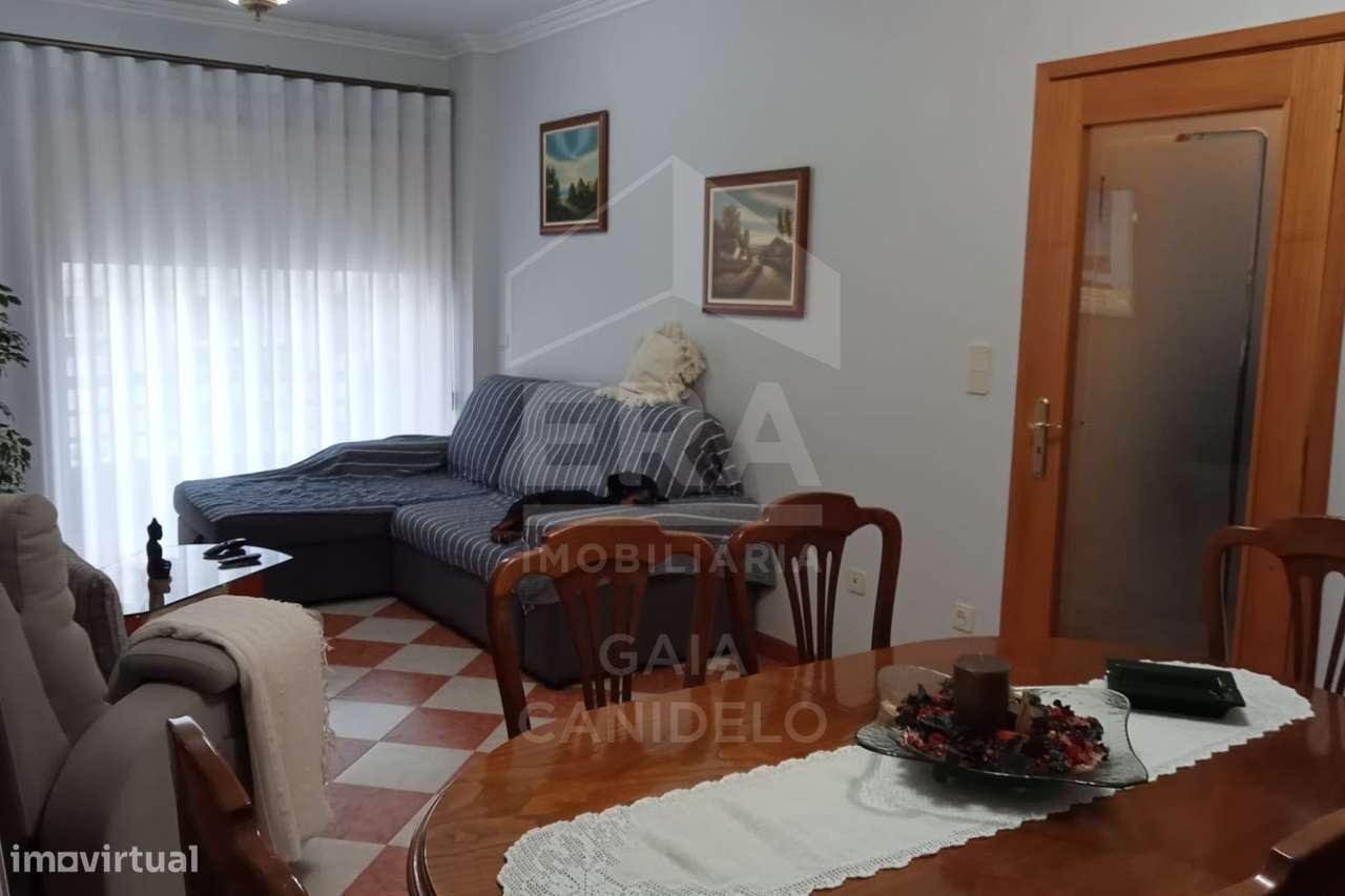 T2 com Varanda e lugar de garagem no Candal!-1