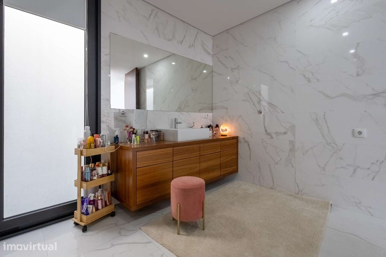 Excelente moradia moderna, local recatado com piscina-29