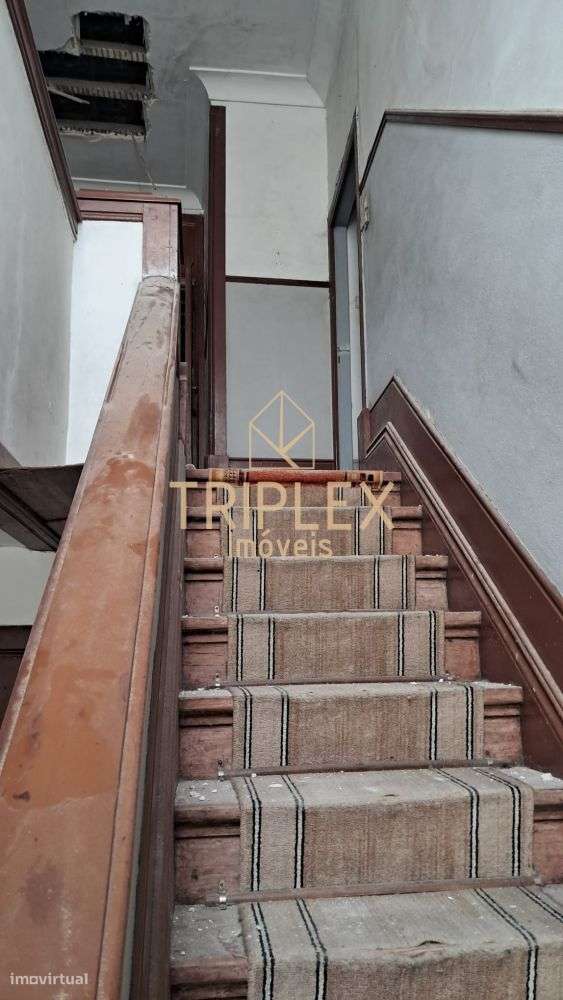 Moradia T6 para recuperar - Avª Afonso Henriques-9