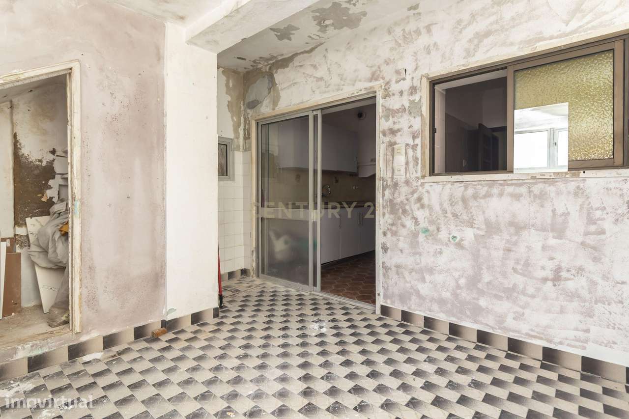 Apartamento com Potencial de Valorização em Almada-30