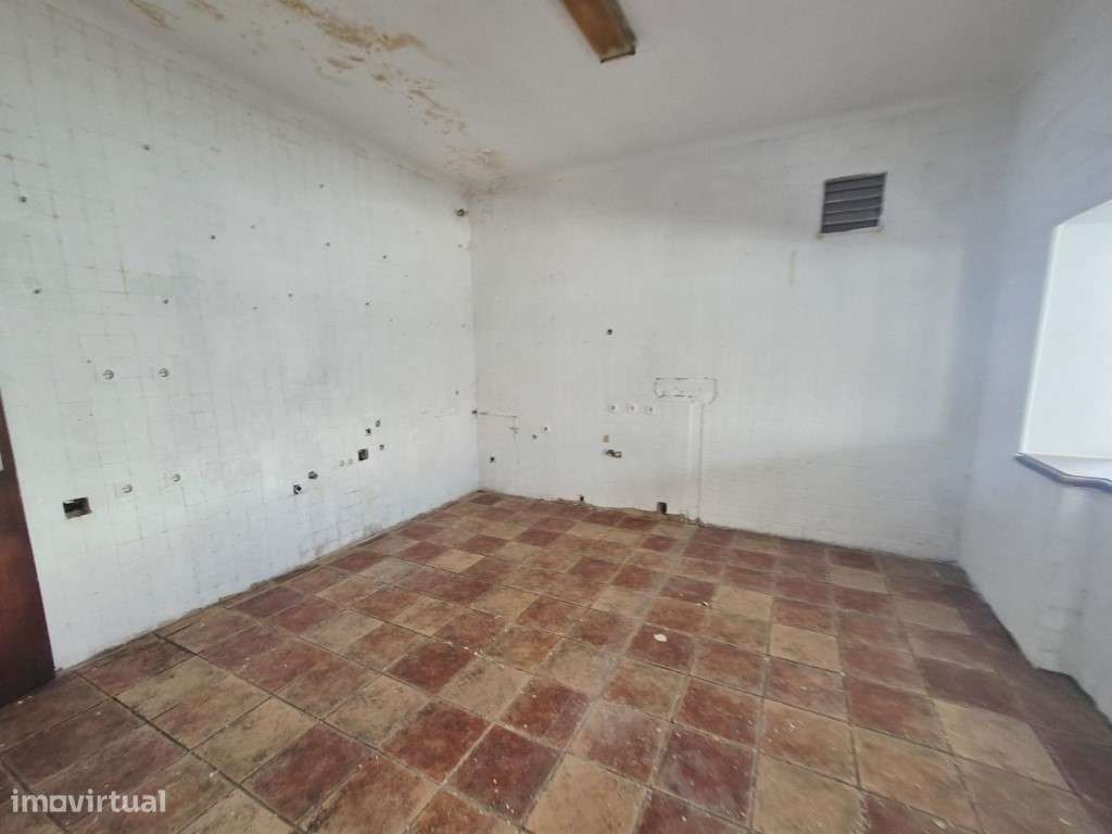 Edifício no centro de Milfontes-13