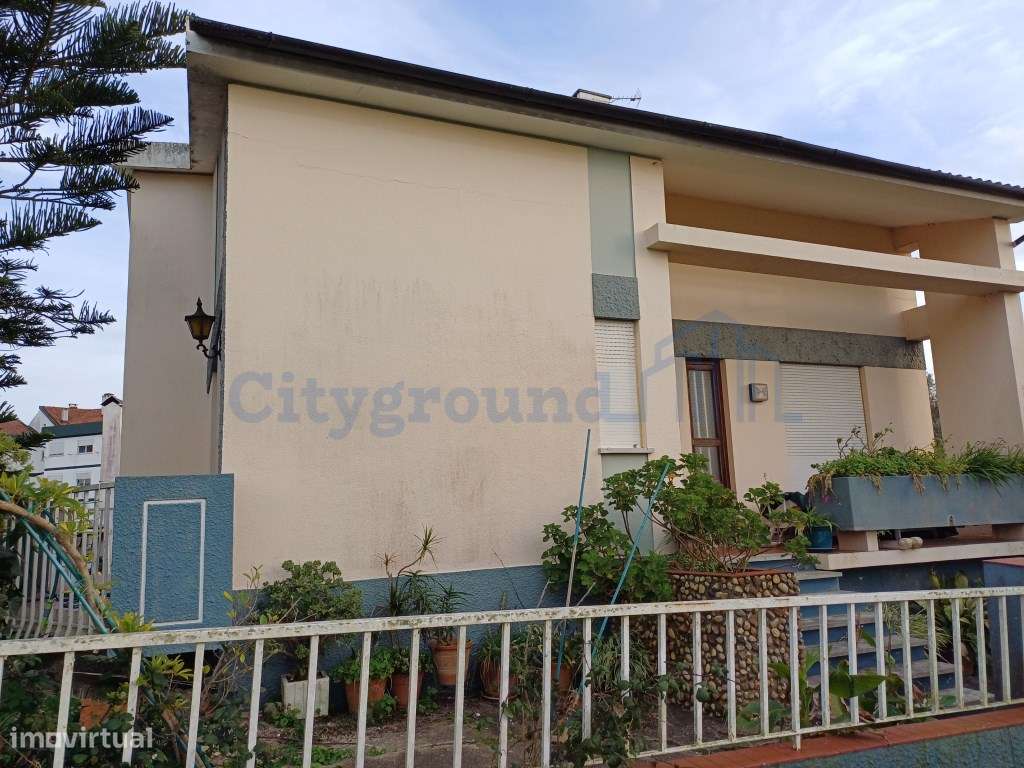 Moradia V5 com terreno urbano numa Localização Privilegiada em Leiria - Grande imagem: 5/28