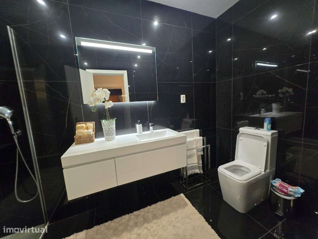 Moradia T5 Moderna com Piscina Aquecida e Garagem para 4 Carros-11