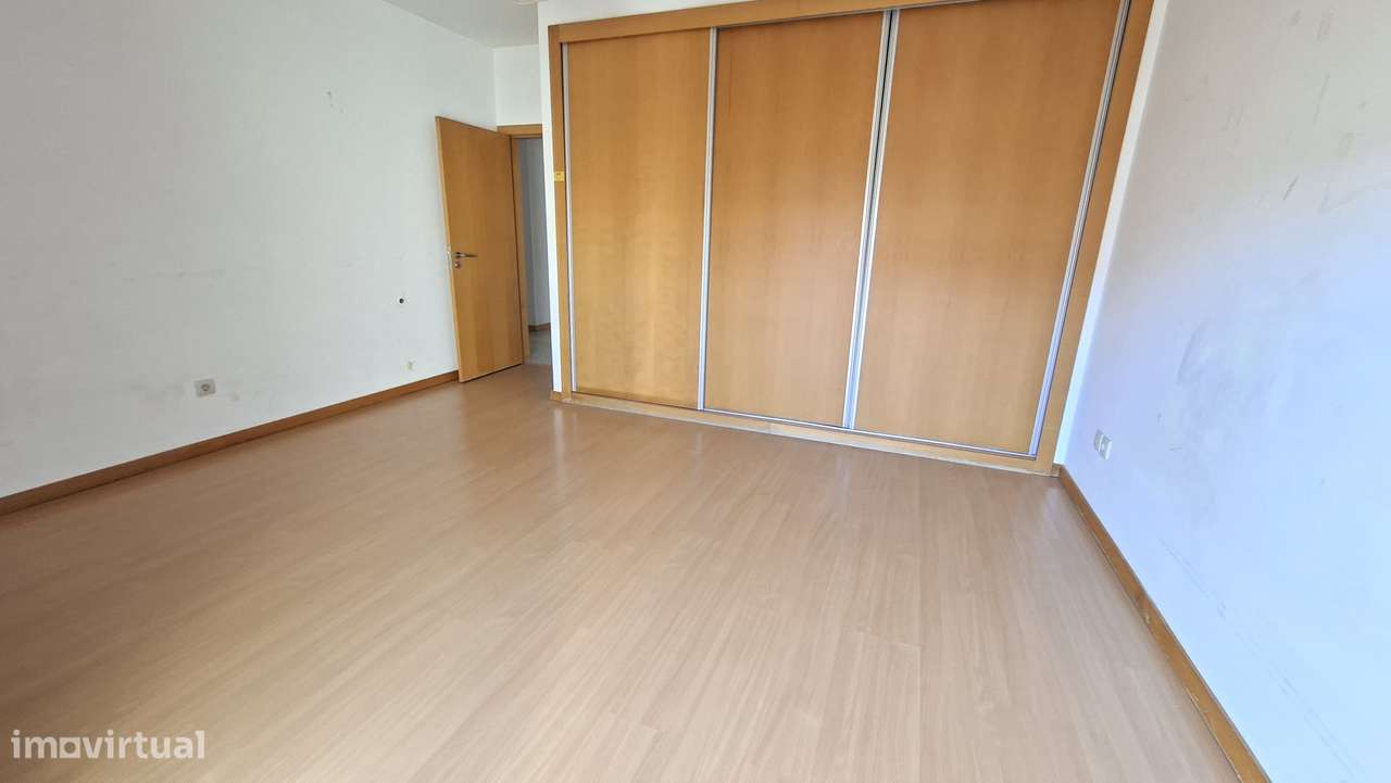Apartamento T3 com 206m2  Box e 1 lugar estacionamento Pinhal Novo-10