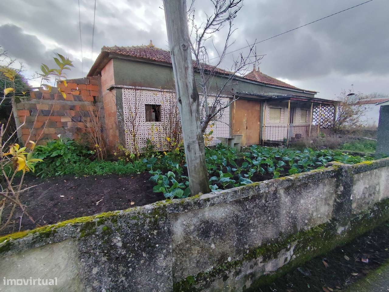 Moradia para Restaurar com Terreno – Excelente Potencial Construtivo - Grande imagem: 3/7