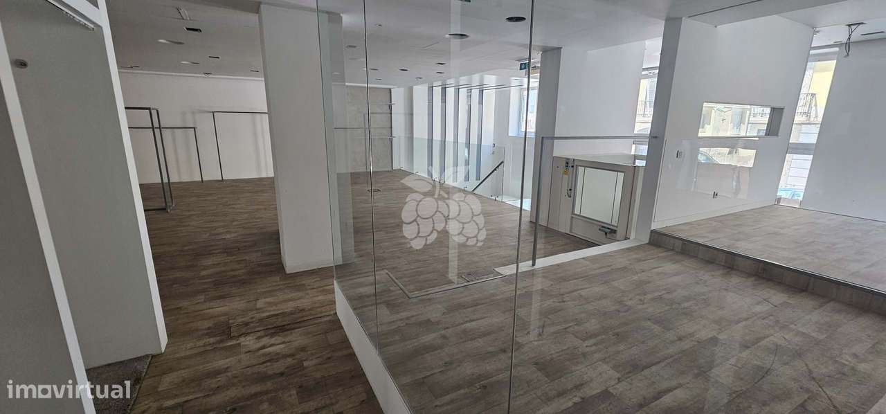 Loja ampla + 4 estacionamentos + arrecadação   Chiado - Grande imagem: 4/20