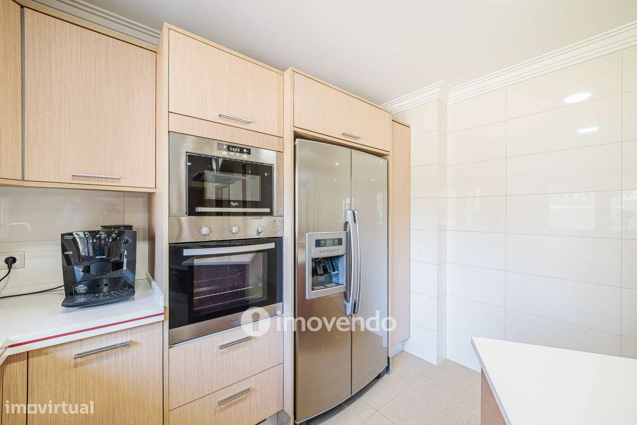 Moradia T4, com condomínio com piscina, em Almargem do Bispo-16