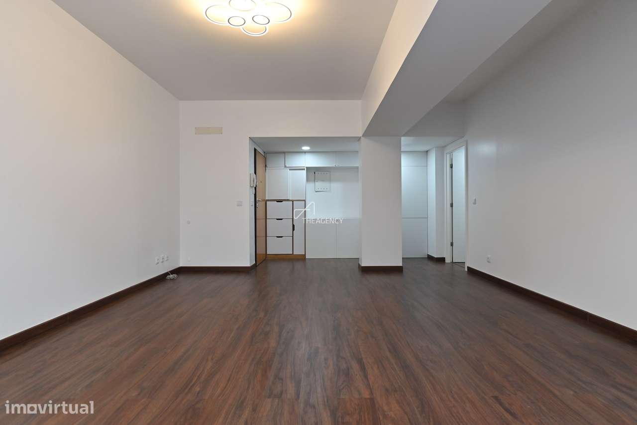 Apartamento T3 Renovado com Varanda e Garagem no Centro da Cidade - Grande imagem: 2/25