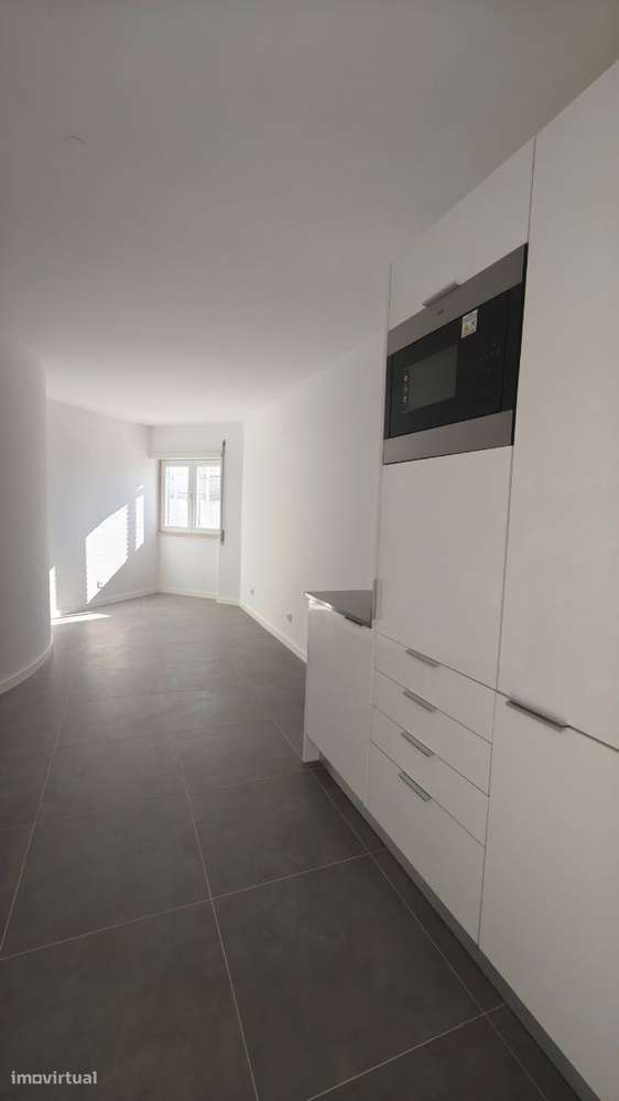 Apartamento T2 com parqueamenti e terraço. Vistas de mar-12