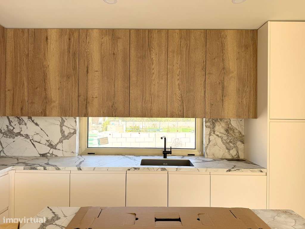 Exclusiva Moradia Isolada T4 com 3 Suítes, Piscina Privada e Garage...-5