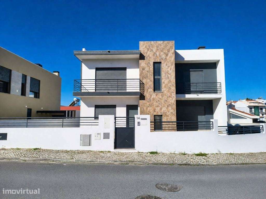 Moradia T5 Moderna no Feijó com 296 m² e Garagem de 100 m²  Confort...-0