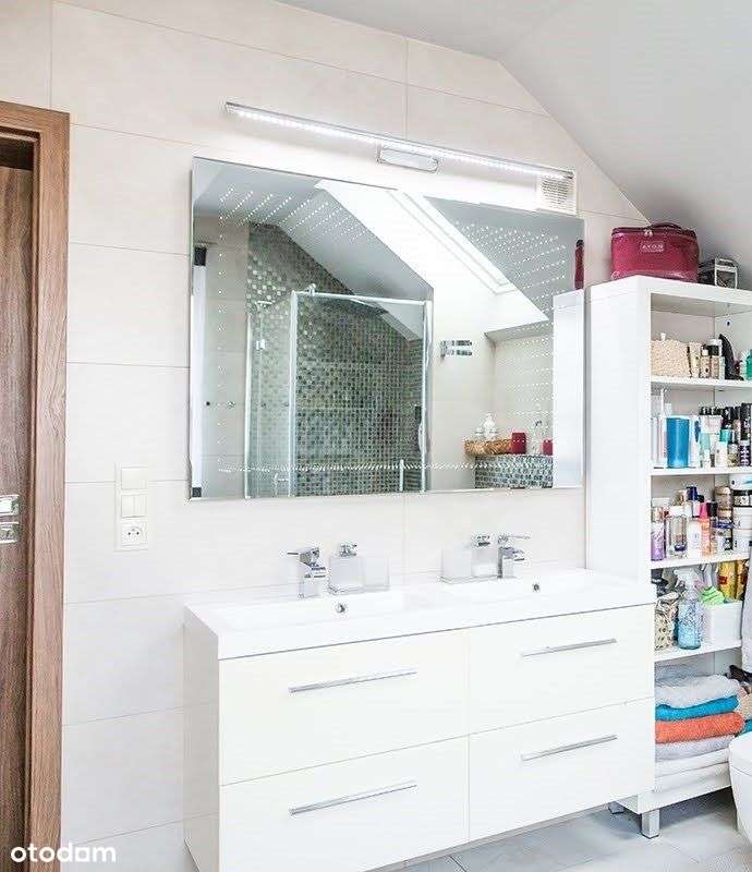 Elegancki Dom z Basenem, Domkiem dla Gości-13