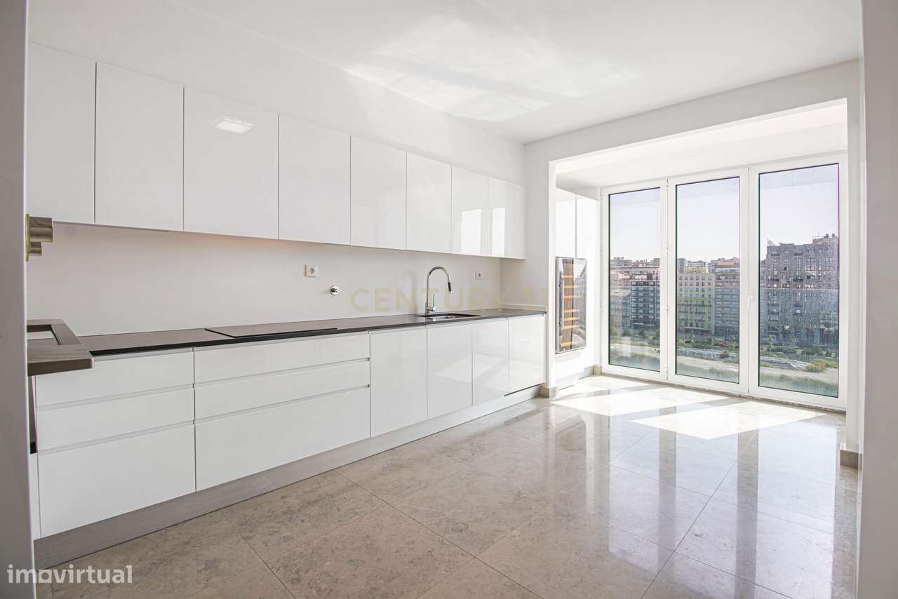 Apartamento T4 +1 com 272 m2 Vista Panorâmica em Lisboa e 3 Lugares de-1
