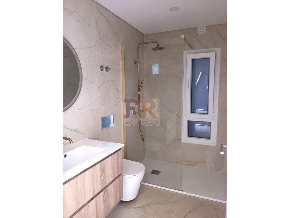 Moradia Pronta T4 com Garagem ,Ginásio e Piscina Sobreda-7