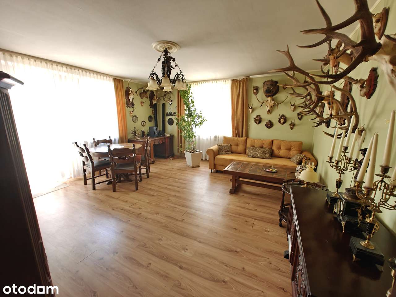 Dom wolnostojący w atrakcyjnej okolicy. Duża zadbana działka-9