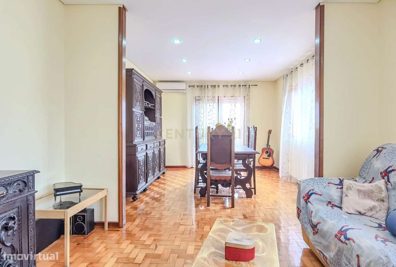 Prédio com 3 Frentes | 3 Apartamentos T2 + Moradia Térrea + Quintal | - Grande imagem: 5/47