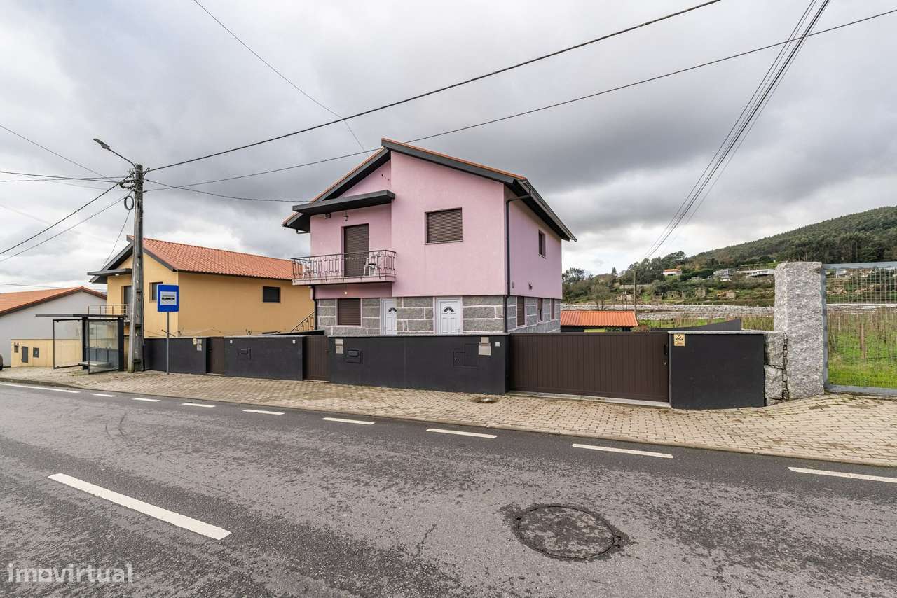 Propriedade situada na freguesia de Brito, em Guimarães - Grande imagem: 4/43