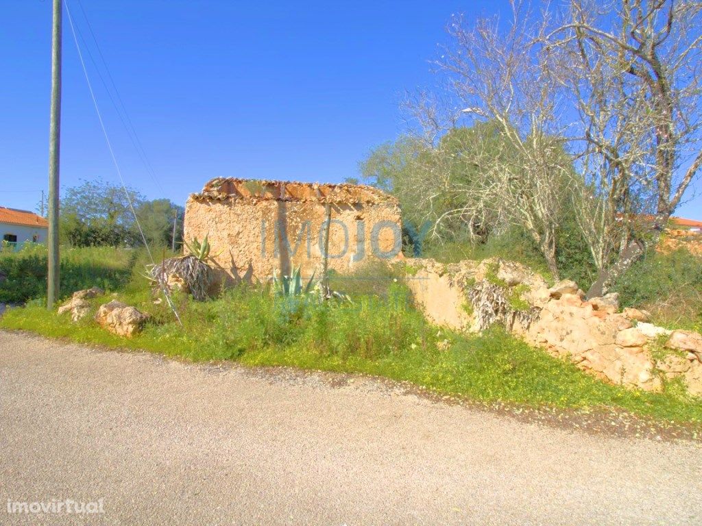 Fantástico Terreno com Ruína em Calvos, Algoz