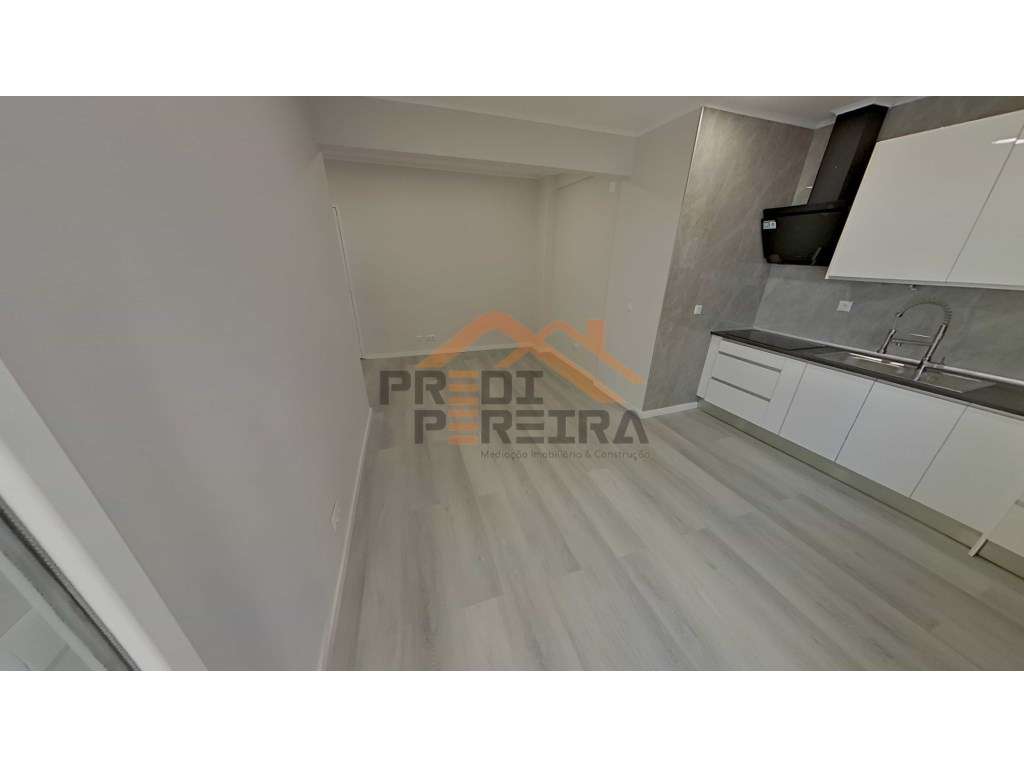 Situado no centro da Amadora. T1 com varanda, remodelado.-10