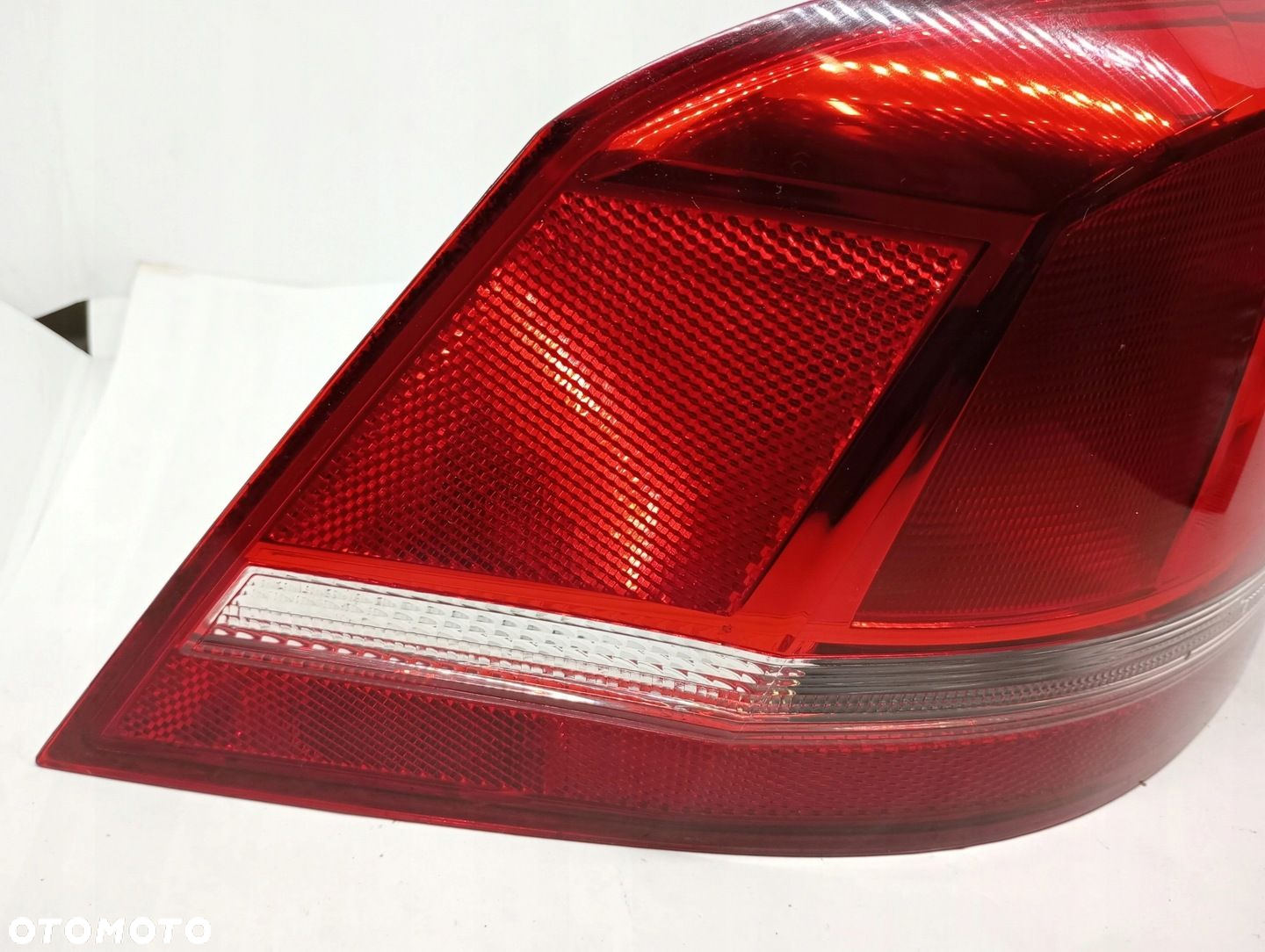 LAMPA LEWA TYLNA VW PASSAT B7 SEDAN VALEO - 4