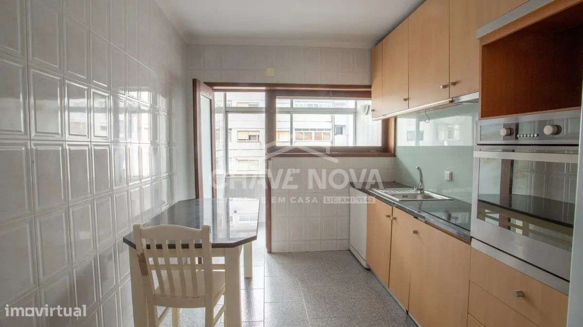 Apartamento T2 com varanda e garagem em Gaia-13