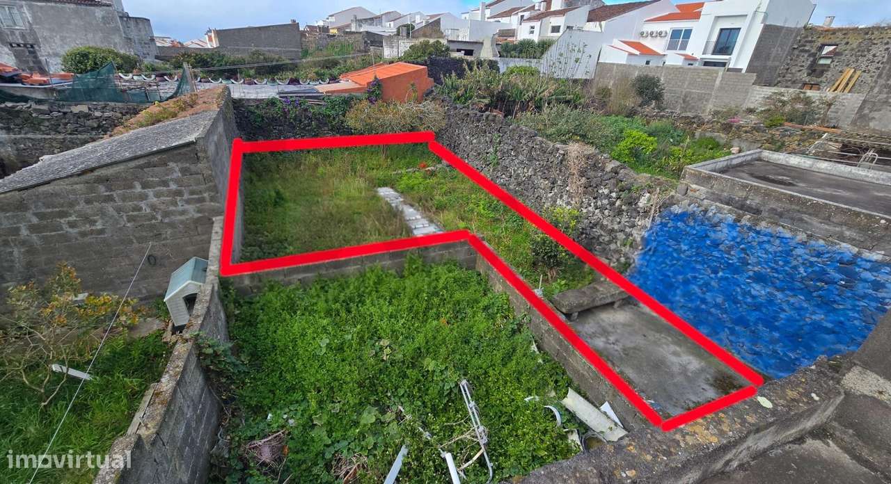 Moradia T3 de 3 Pisos no Centro da Ribeira Grande com Quintal-12