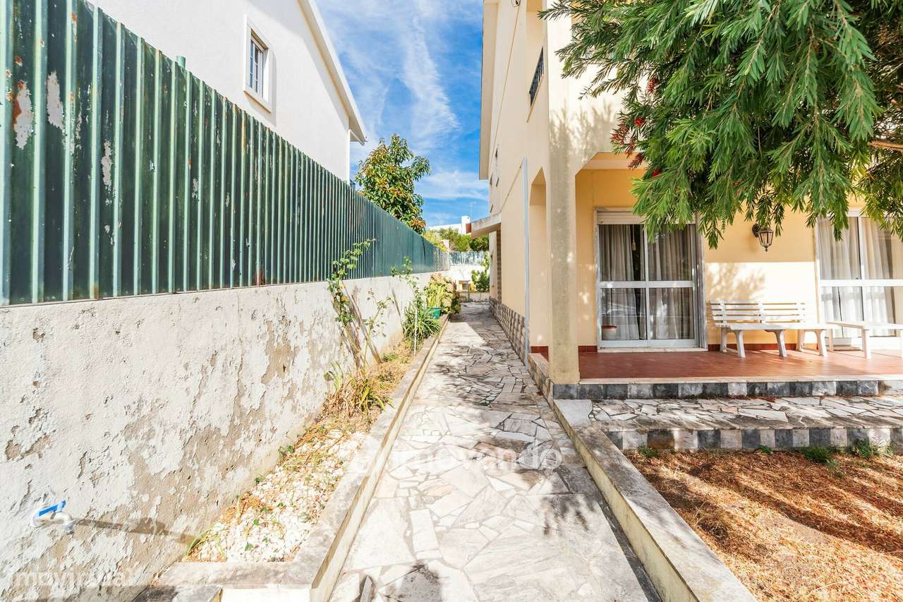 Moradia isolada T4, com garagem e áreas amplas, no Estoril - Grande imagem: 3/60