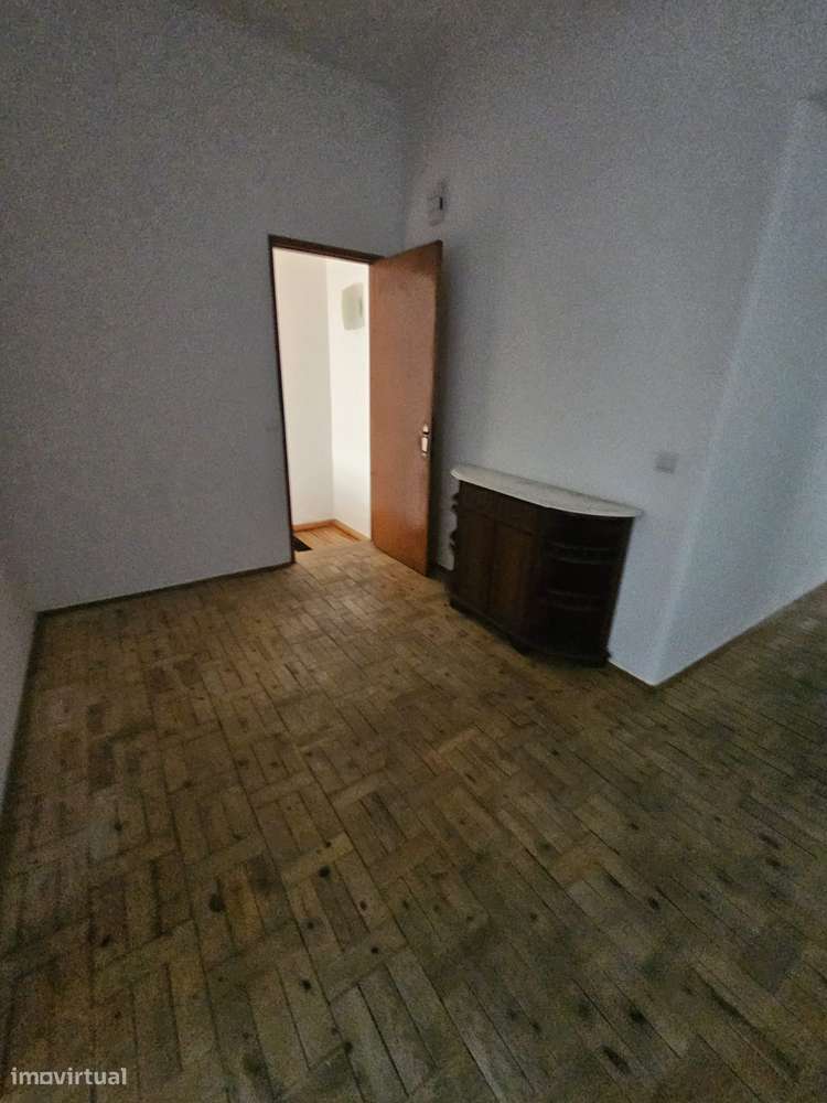 Moradia V5 com 10 Boxes para Cavalos no Coração da Golegã-16