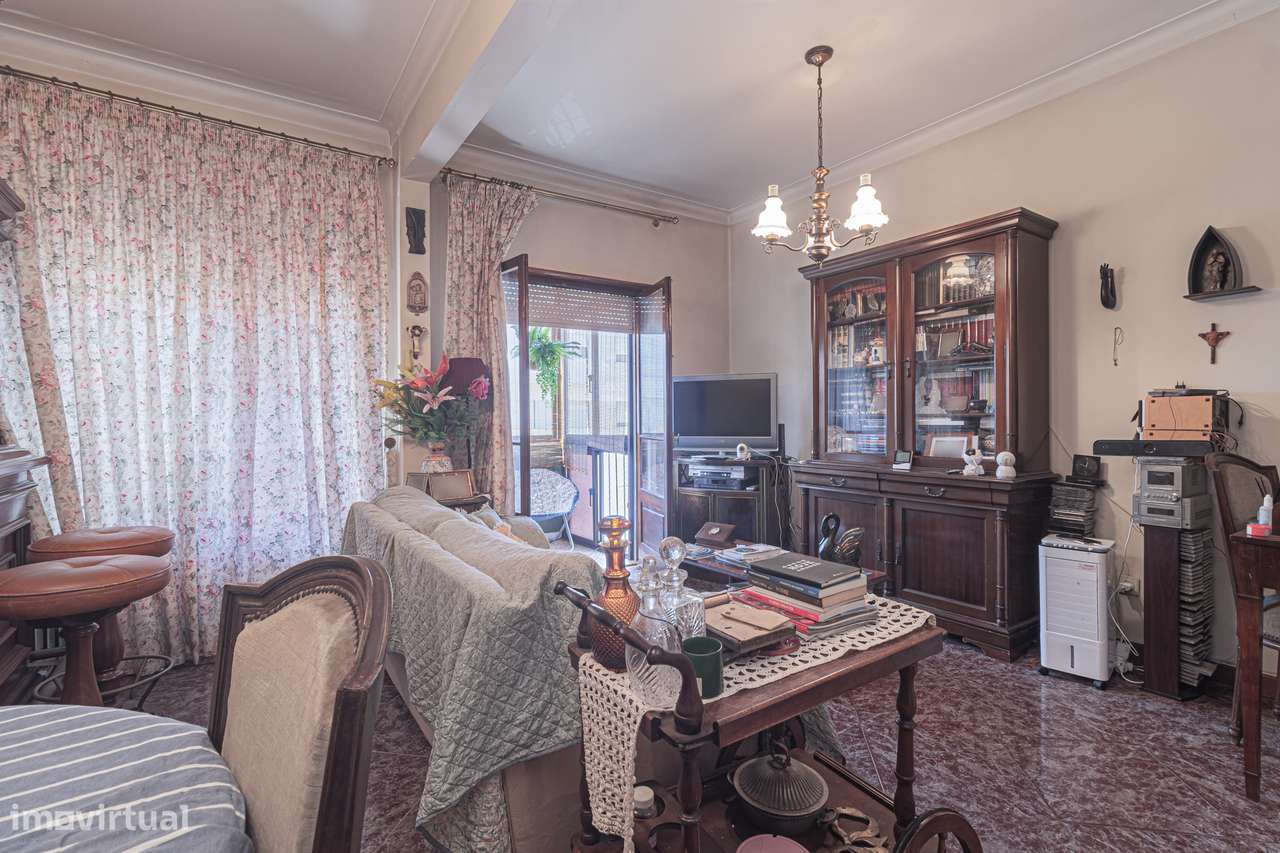 Apartamento T4 transformado em T3 no Laranjeiro - Grande imagem: 4/26