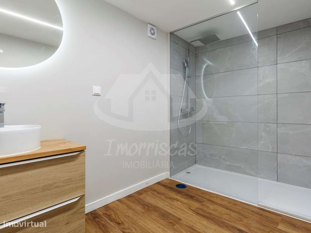 T3 Duplex Remodelado com Entrada Independente no Centro de Sacavém-37