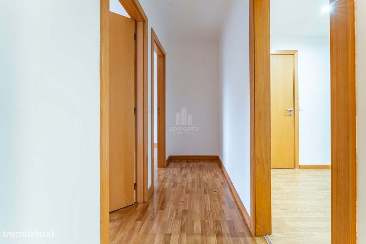 T3 Renovado | 2 Frentes | Varanda | Garagem e Arrumos – Porto junto à-11