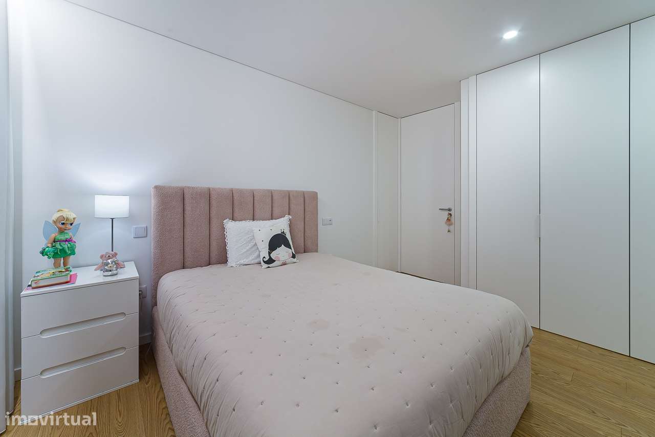 Exclusivo apartamento T3+1 seminovo, com 190m2, três frentes e box-35