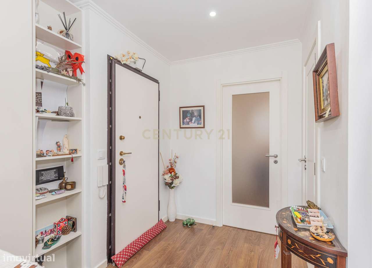 Apartamento T3 duas casas de banho parqueamento em S. Domingos de Benf-0