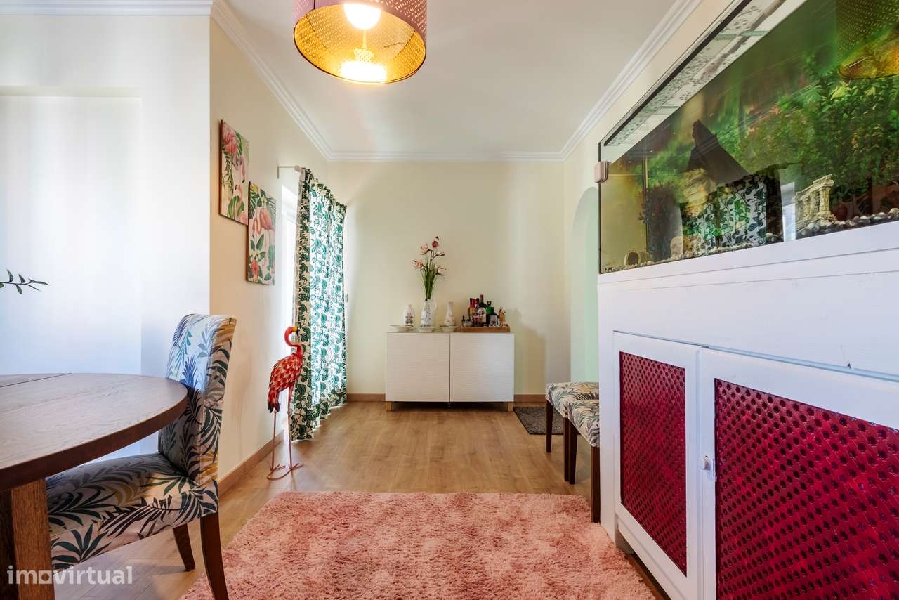 Apartamento T3 convertido em T2 c/ 2 Salas, Semi Remodelado em São Mar-12