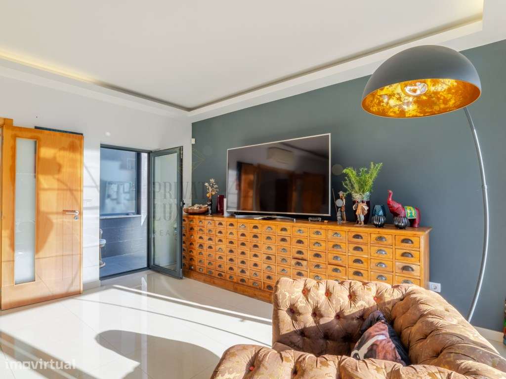 Moradia T4 na Aroeira, contemporânea com piscina e cave-9