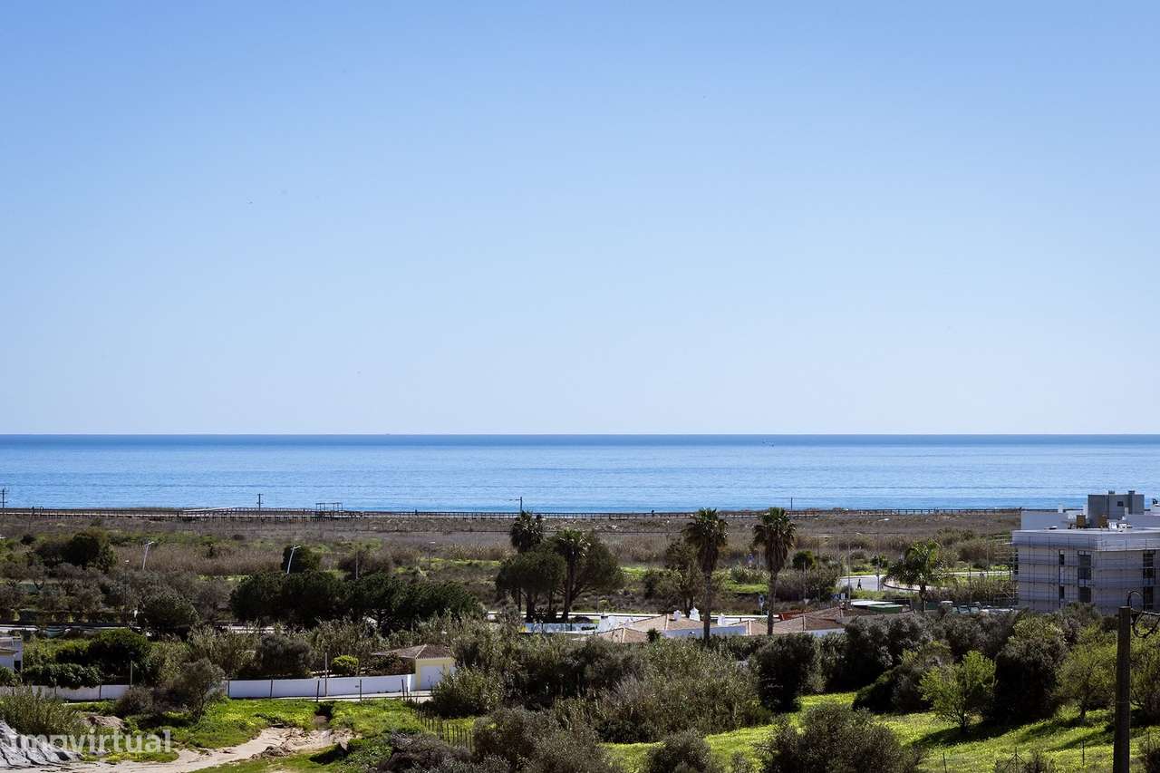 MODERNA E LUXUOSA MORADIA T3 COM PISCINA E GARAGEM PERTO DA MARINA DE-31