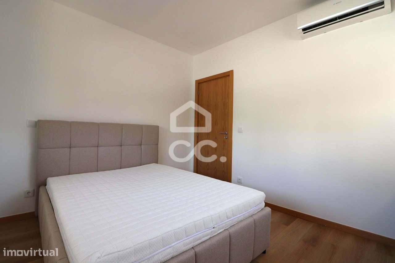 Moradia totalmente remodelada com 6 apartamentos T2 junto à Dias da Si-27