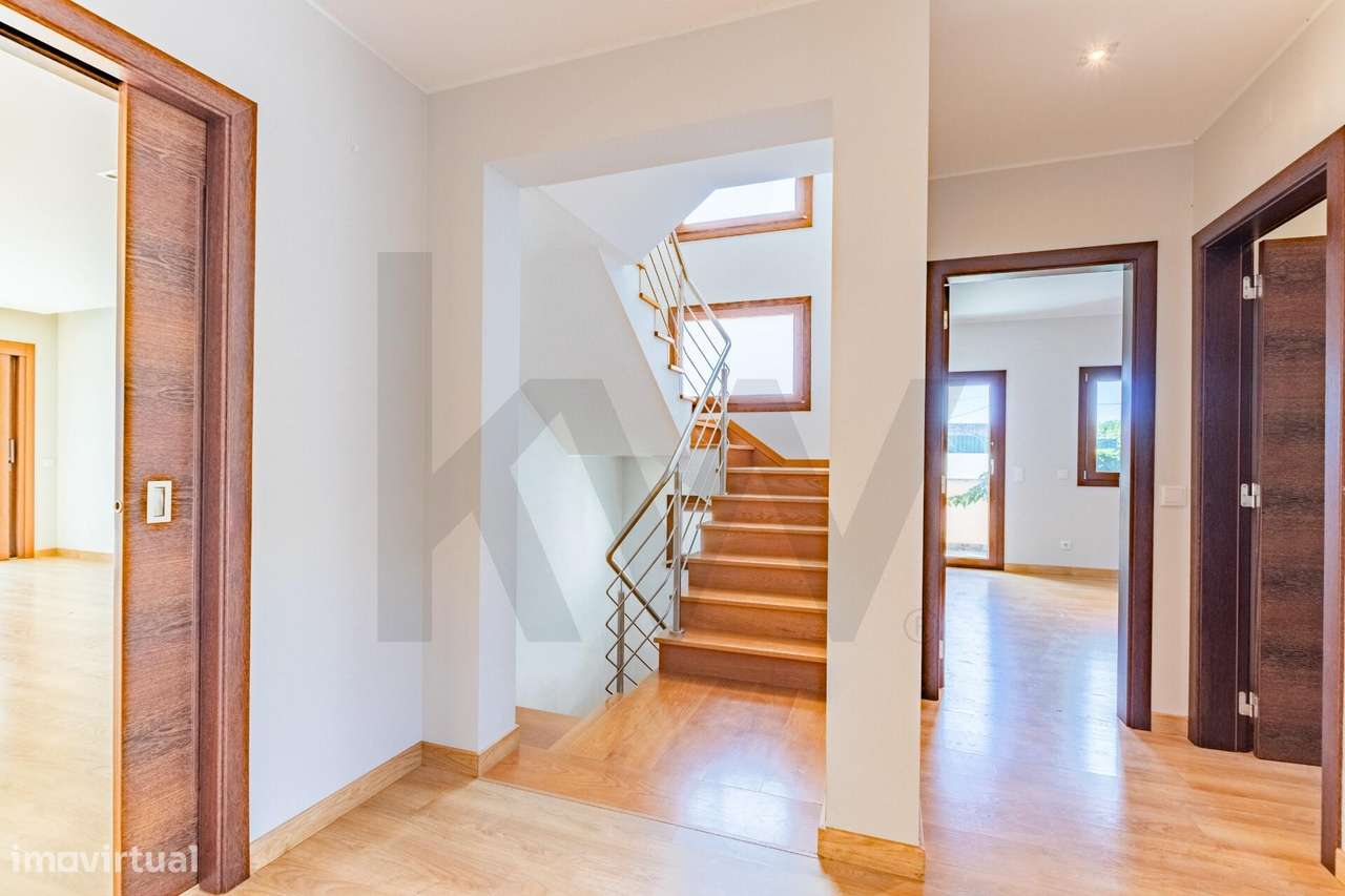 Moradia de sonho T4 com jardim, piscina e privacidade no coração de Ca-8