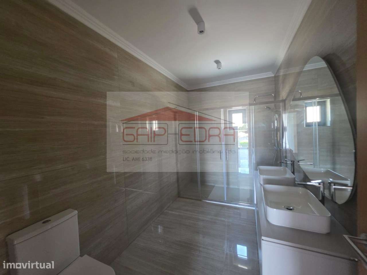 Moradia 4 frentes nova  com 840 m2 terreno em Felgueiras-33