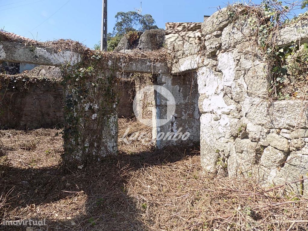 Moradia em ruínas com terreno de 778 m2  - Jesufrei